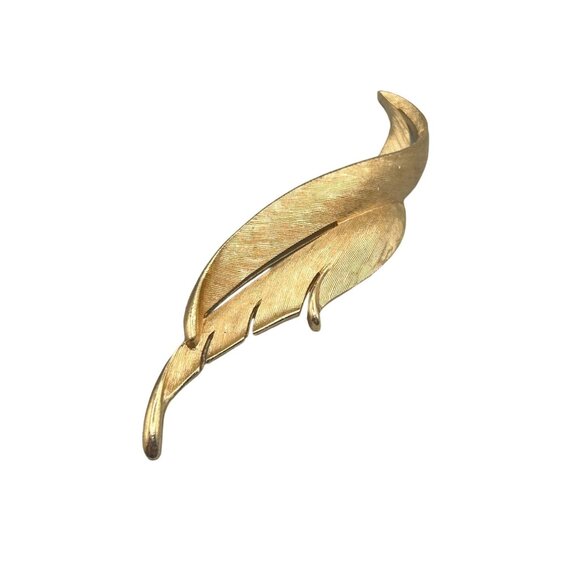 Trifari Vintage Gold Tone Feather Brooch Pin Leaf Textured Midcentury Design - Picture 1 of 6